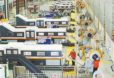 3月22日,位于長壽經開區的望變電氣(集團)股份,數字生產線正在對硅鋼進行精密切割。這是西南地區首家智能化鐵芯工廠。科技創新是發展新質生產力的核心要素。近年來,望變電氣公司專注于取向硅鋼和輸配電及控制設備的研發生產,產品暢銷世界各地。通訊員 李輝 攝/視覺重慶